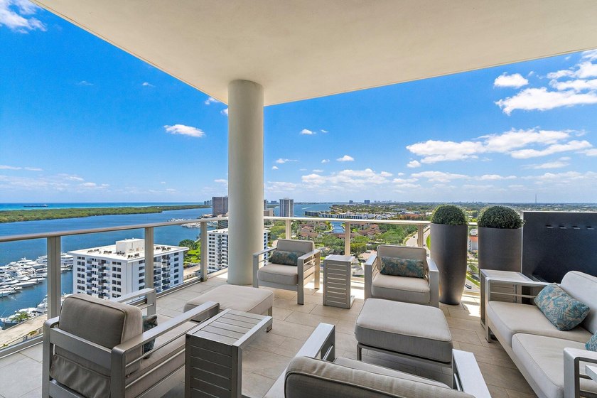 This amazing penthouse suite occupies the entire top floor of - photo 43