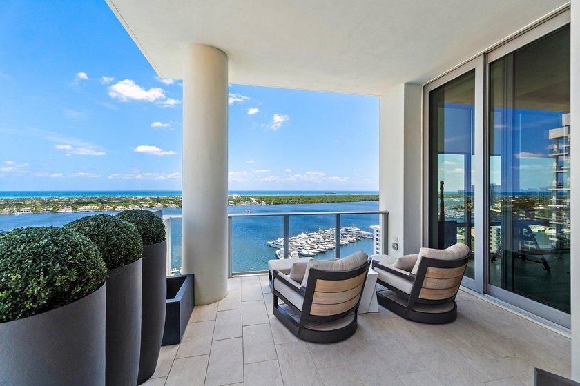 This amazing penthouse suite occupies the entire top floor of - photo 56