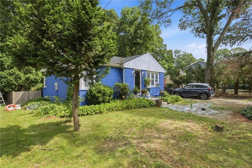 Charming cottage located in the desirable Plum Point Shores - photo 2