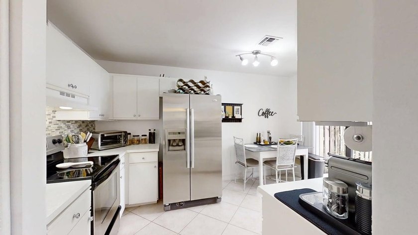Spacious 2-bedroom, 2.5-bath corner unit located in a desirable - photo 8
