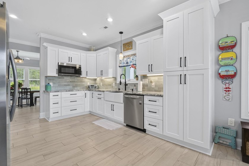 Welcome to 161 Henry Middleton Boulevard, where Lowcountry charm - photo 9