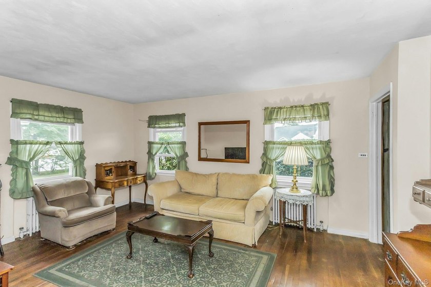 Going Going! Gone! Spacious and beautifully maintained - photo 4