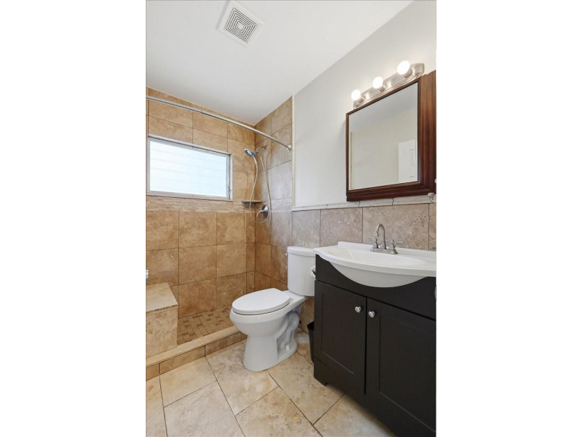 Beautifully updated 2-bedroom bungalow offering classic charm - photo 12