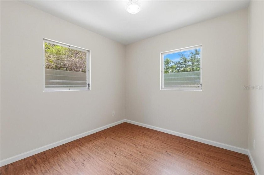 Beautifully updated 2-bedroom bungalow offering classic charm - photo 15