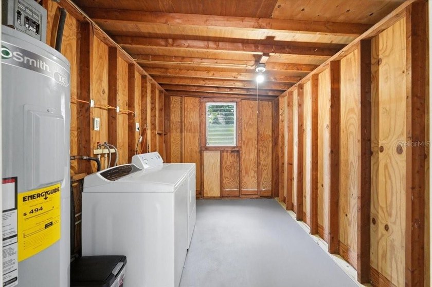 Beautifully updated 2-bedroom bungalow offering classic charm - photo 17