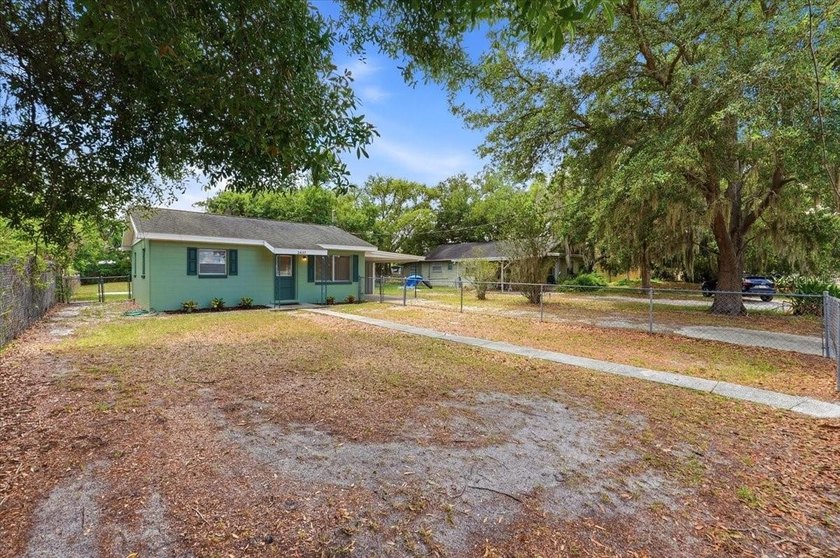 Beautifully updated 2-bedroom bungalow offering classic charm - photo 25
