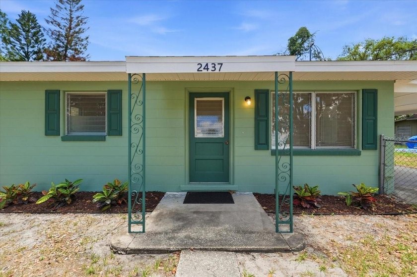 Beautifully updated 2-bedroom bungalow offering classic charm - photo 26