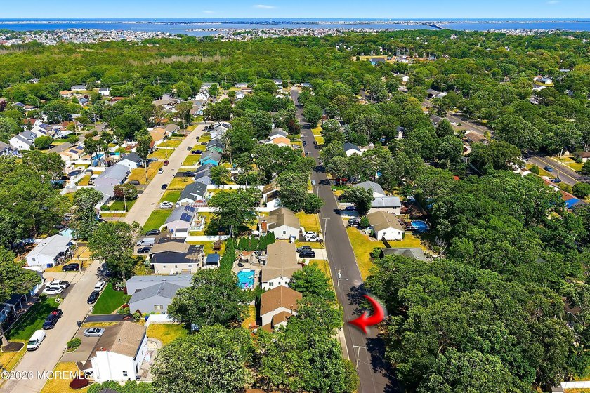 Welcome this beautifully maintained 4-bed, 2.5-bath Colonial w/ - photo 4