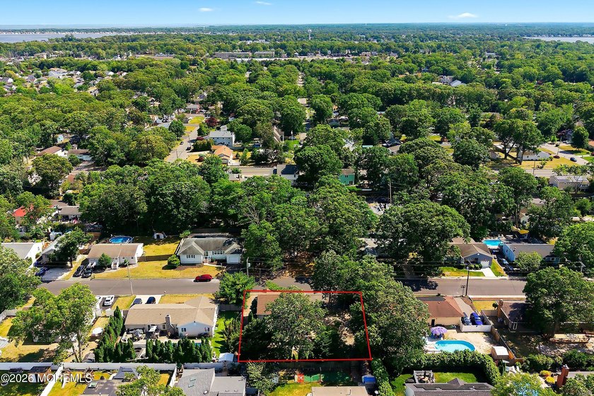Welcome this beautifully maintained 4-bed, 2.5-bath Colonial w/ - photo 6