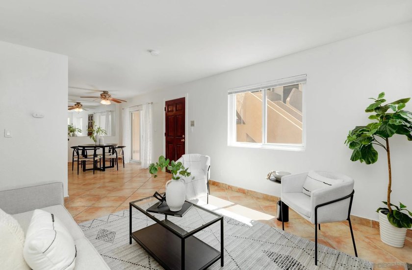 Beautiful light &amp; bright ground floor corner unit residence in - photo 4