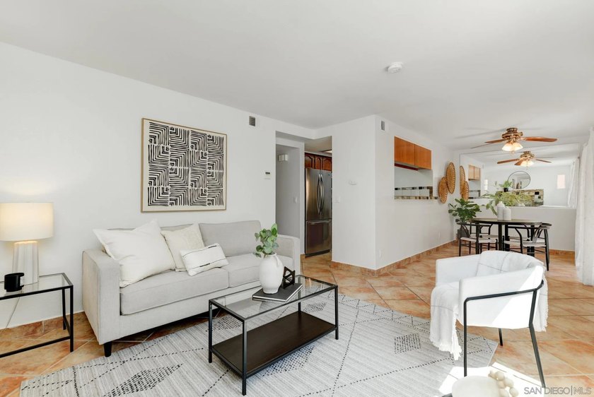 Beautiful light &amp; bright ground floor corner unit residence in - photo 5
