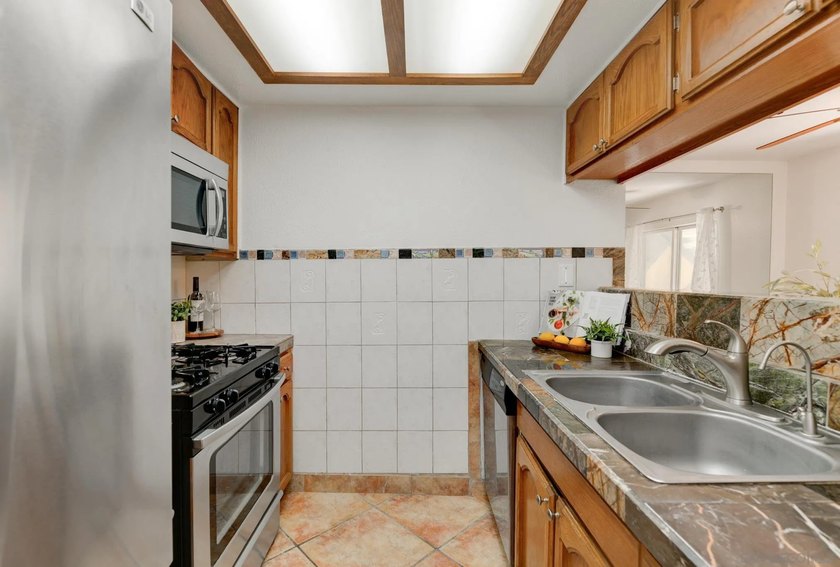 Beautiful light &amp; bright ground floor corner unit residence in - photo 9