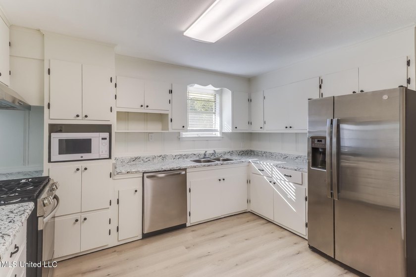 Super Clean, Move-In Ready Brick Home in Award-Winning Long - photo 11