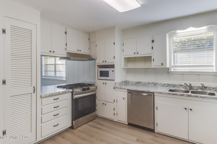 Super Clean, Move-In Ready Brick Home in Award-Winning Long - photo 12