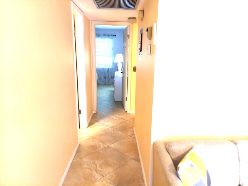 LOVELY 2 BEDROOM OVERLOOKING A HUGE LAKE W/FOUNTAIN! TILE FLOWS - photo 13