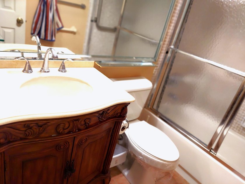 LOVELY 2 BEDROOM OVERLOOKING A HUGE LAKE W/FOUNTAIN! TILE FLOWS - photo 14