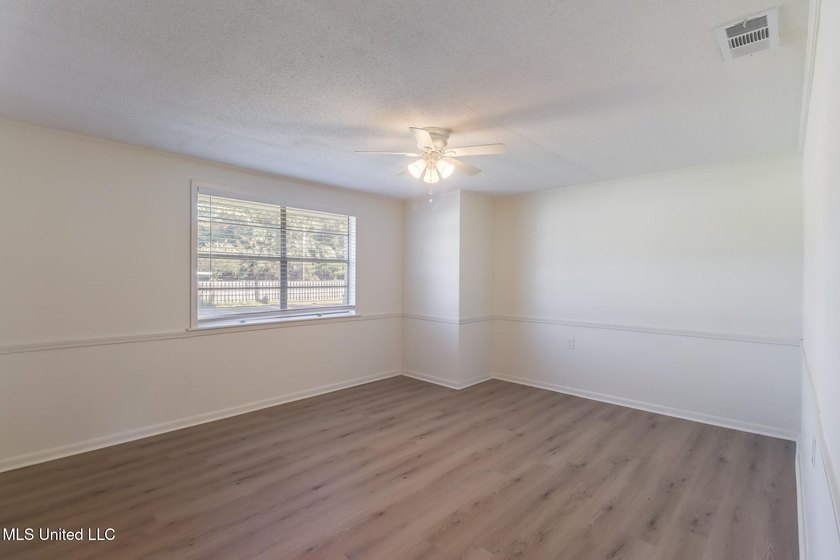 Super Clean, Move-In Ready Brick Home in Award-Winning Long - photo 15