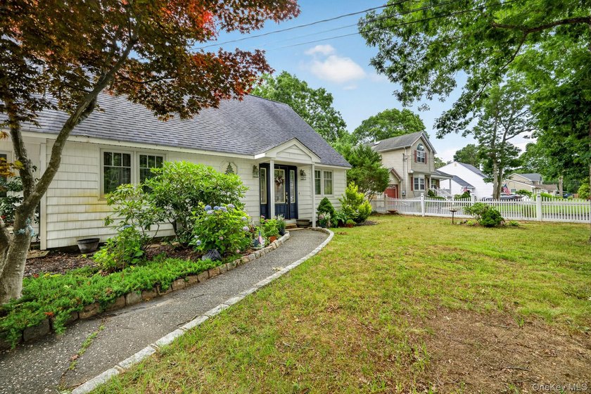 The home provides generous room sizes, abundant natural light - photo 5