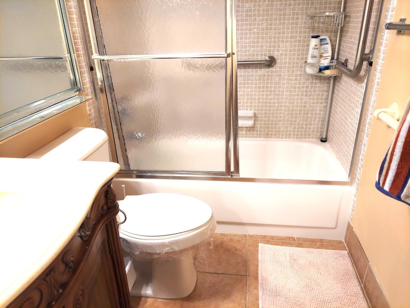 LOVELY 2 BEDROOM OVERLOOKING A HUGE LAKE W/FOUNTAIN! TILE FLOWS - photo 15