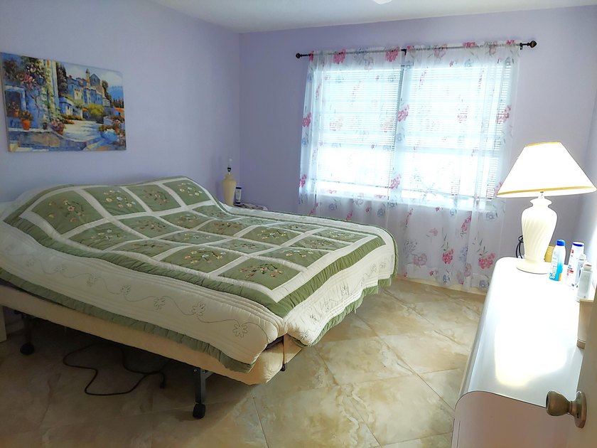 LOVELY 2 BEDROOM OVERLOOKING A HUGE LAKE W/FOUNTAIN! TILE FLOWS - photo 17