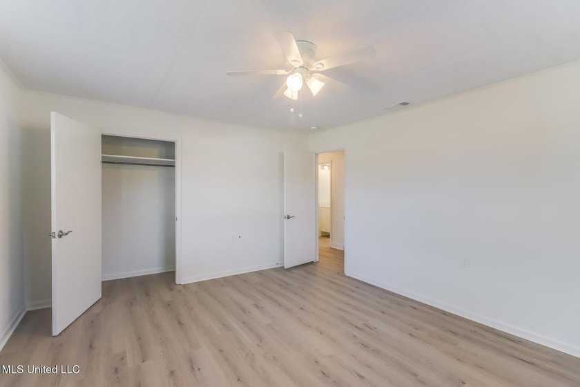 Super Clean, Move-In Ready Brick Home in Award-Winning Long - photo 18