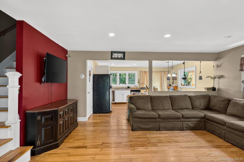 The home provides generous room sizes, abundant natural light - photo 8