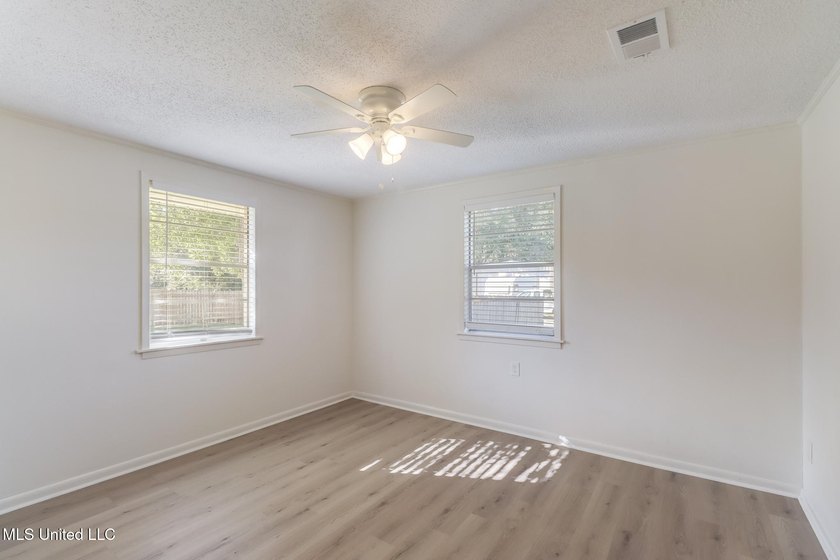 Super Clean, Move-In Ready Brick Home in Award-Winning Long - photo 19