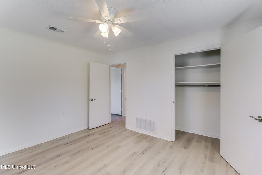 Super Clean, Move-In Ready Brick Home in Award-Winning Long - photo 20