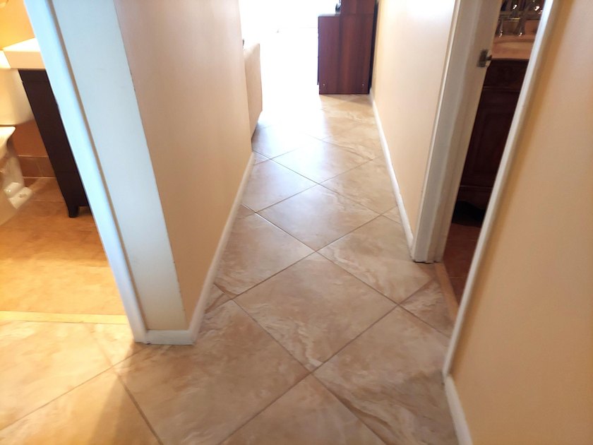 LOVELY 2 BEDROOM OVERLOOKING A HUGE LAKE W/FOUNTAIN! TILE FLOWS - photo 20
