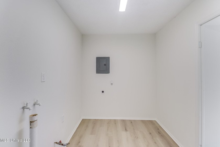 Super Clean, Move-In Ready Brick Home in Award-Winning Long - photo 22
