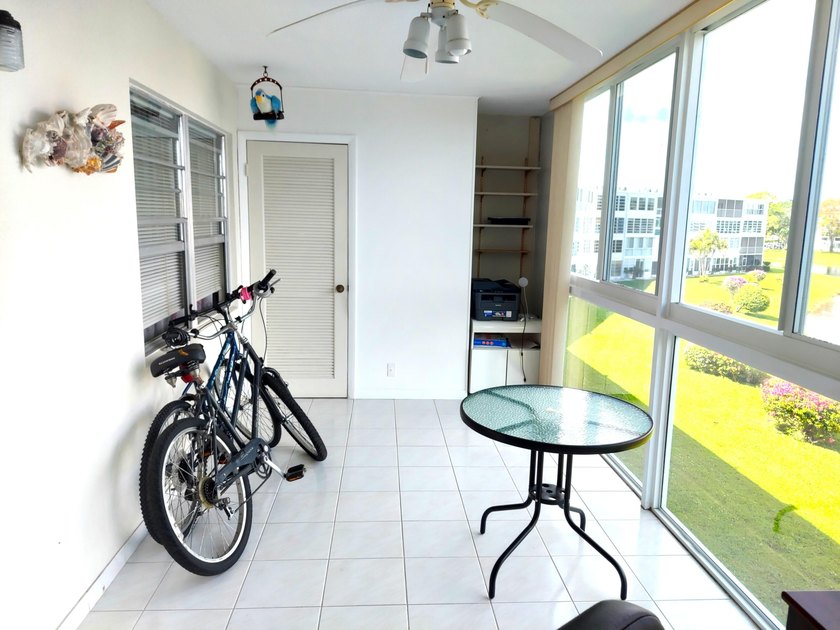 LOVELY 2 BEDROOM OVERLOOKING A HUGE LAKE W/FOUNTAIN! TILE FLOWS - photo 24