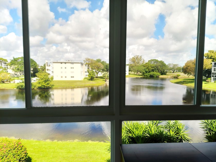 LOVELY 2 BEDROOM OVERLOOKING A HUGE LAKE W/FOUNTAIN! TILE FLOWS - photo 26
