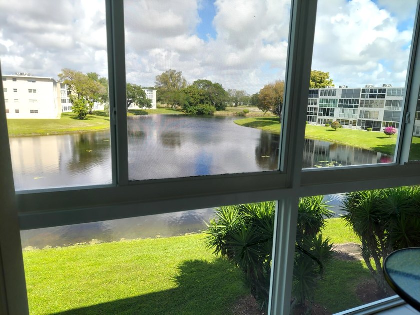LOVELY 2 BEDROOM OVERLOOKING A HUGE LAKE W/FOUNTAIN! TILE FLOWS - photo 27