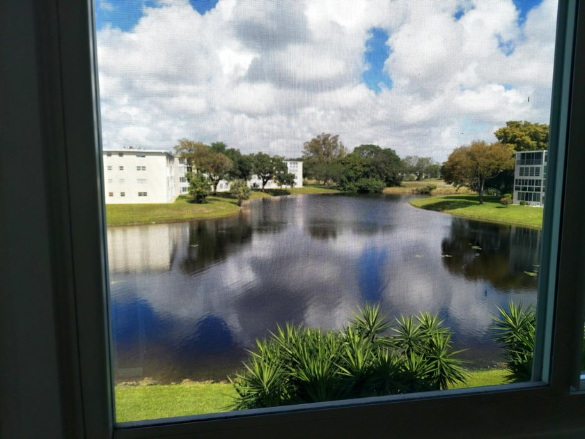 LOVELY 2 BEDROOM OVERLOOKING A HUGE LAKE W/FOUNTAIN! TILE FLOWS - photo 28