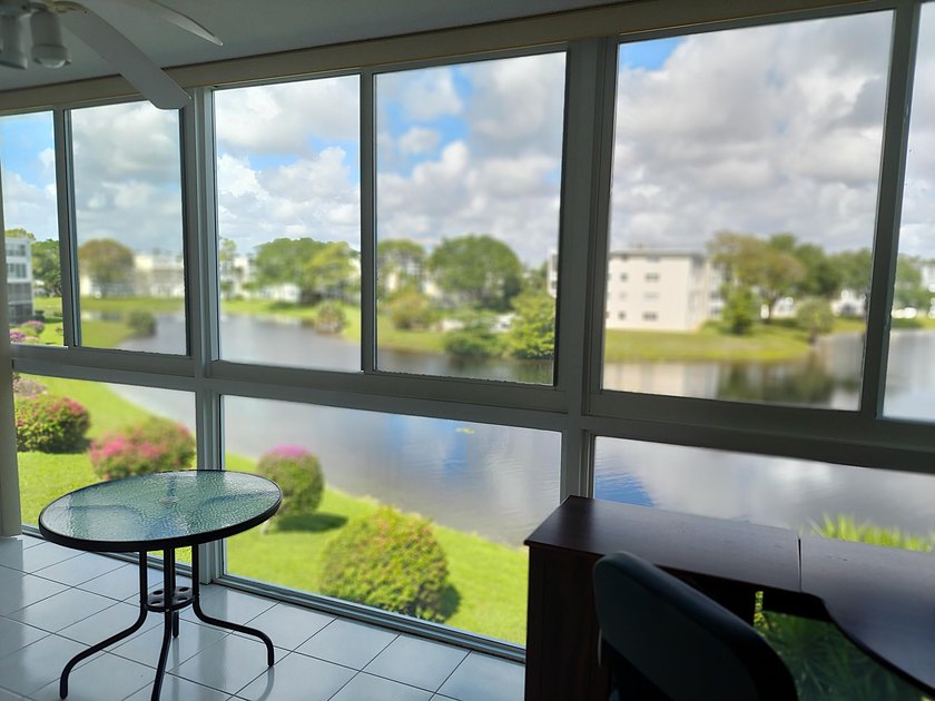 LOVELY 2 BEDROOM OVERLOOKING A HUGE LAKE W/FOUNTAIN! TILE FLOWS - photo 29