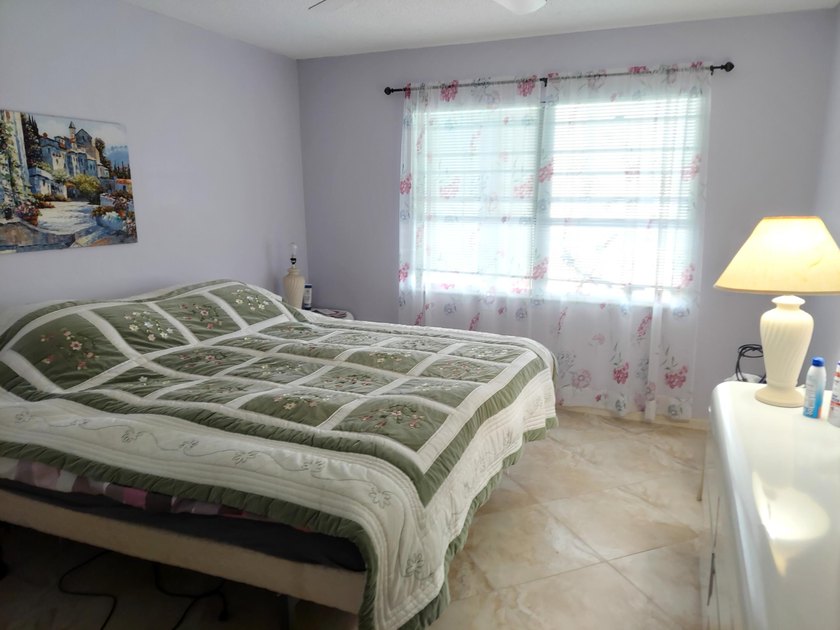 LOVELY 2 BEDROOM OVERLOOKING A HUGE LAKE W/FOUNTAIN! TILE FLOWS - photo 30