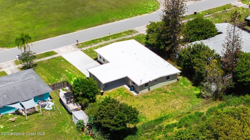 Spacious, versatile home 15 mins from the beach! This property - photo 33