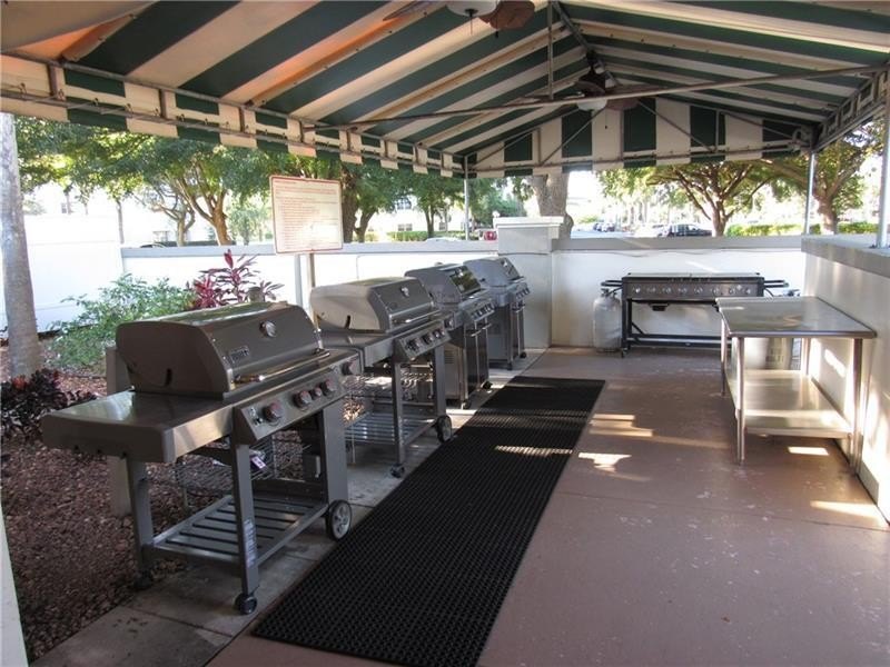 LOVELY 2 BEDROOM OVERLOOKING A HUGE LAKE W/FOUNTAIN! TILE FLOWS - photo 40