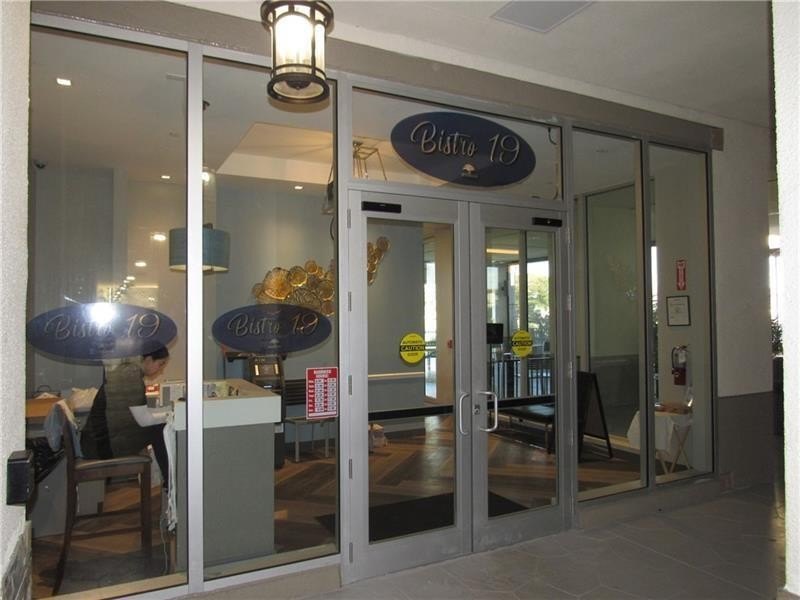LOVELY 2 BEDROOM OVERLOOKING A HUGE LAKE W/FOUNTAIN! TILE FLOWS - photo 42