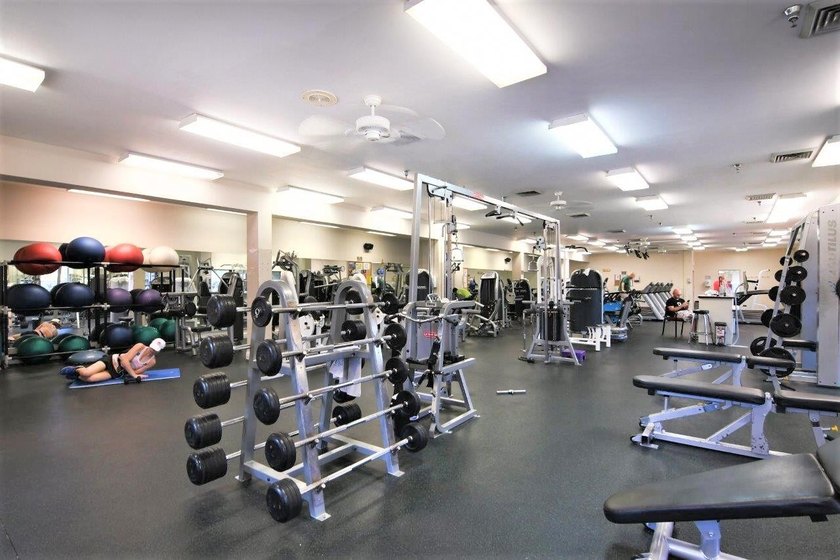 LOVELY 2 BEDROOM OVERLOOKING A HUGE LAKE W/FOUNTAIN! TILE FLOWS - photo 43