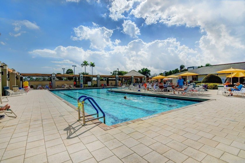 LOVELY 2 BEDROOM OVERLOOKING A HUGE LAKE W/FOUNTAIN! TILE FLOWS - photo 44