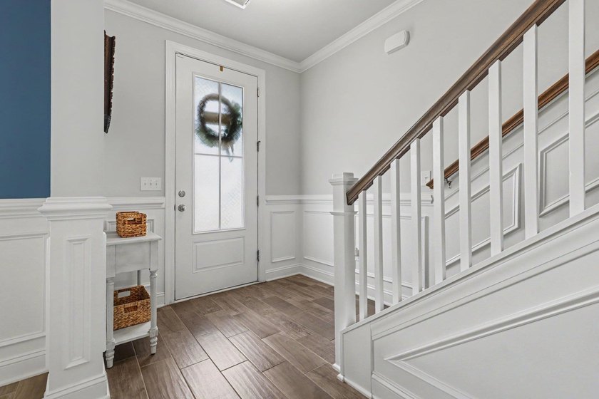 RARE -MAIN LEVEL PRIMARY SUITE ! Boasting over 3200 sq ft of - photo 3