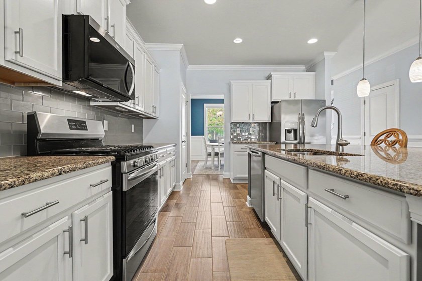 RARE -MAIN LEVEL PRIMARY SUITE ! Boasting over 3200 sq ft of - photo 8