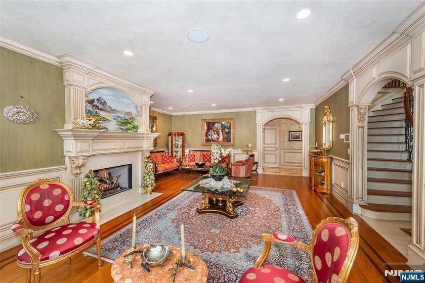 No detail overlooked and no expense spared, this opulent custom - photo 8