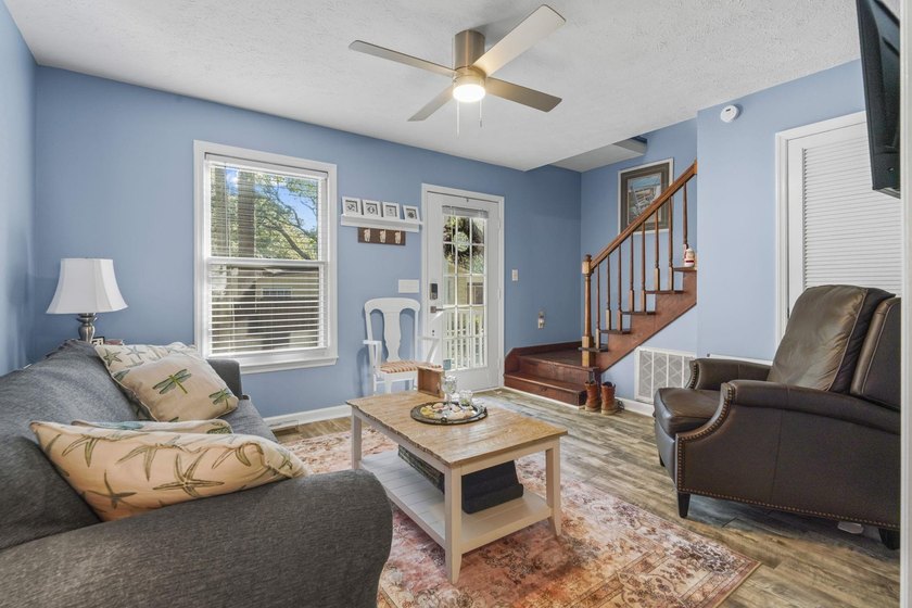 3 BLOCKS TO THE BEACH! Nestled in Wildwood Oaks, this townhouse - photo 4