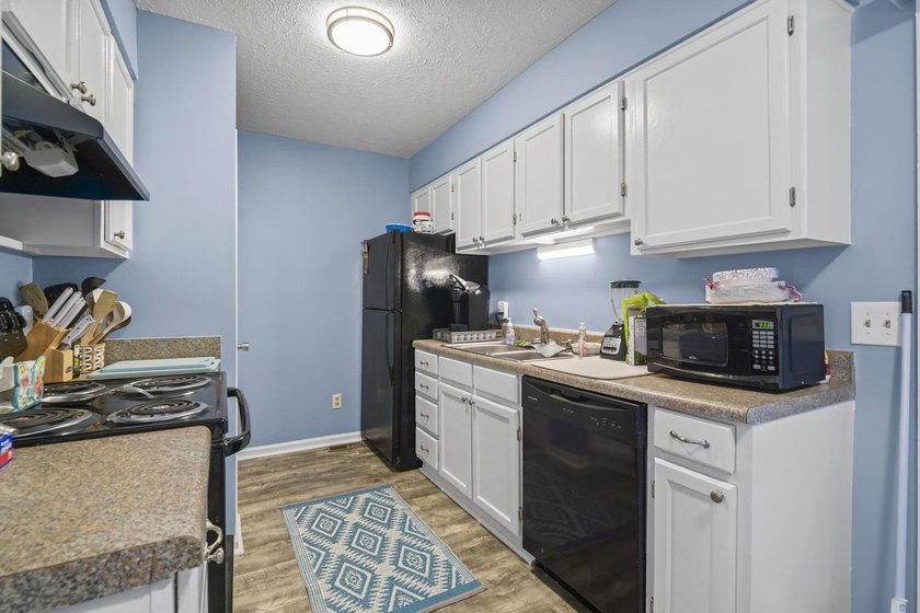 3 BLOCKS TO THE BEACH! Nestled in Wildwood Oaks, this townhouse - photo 8