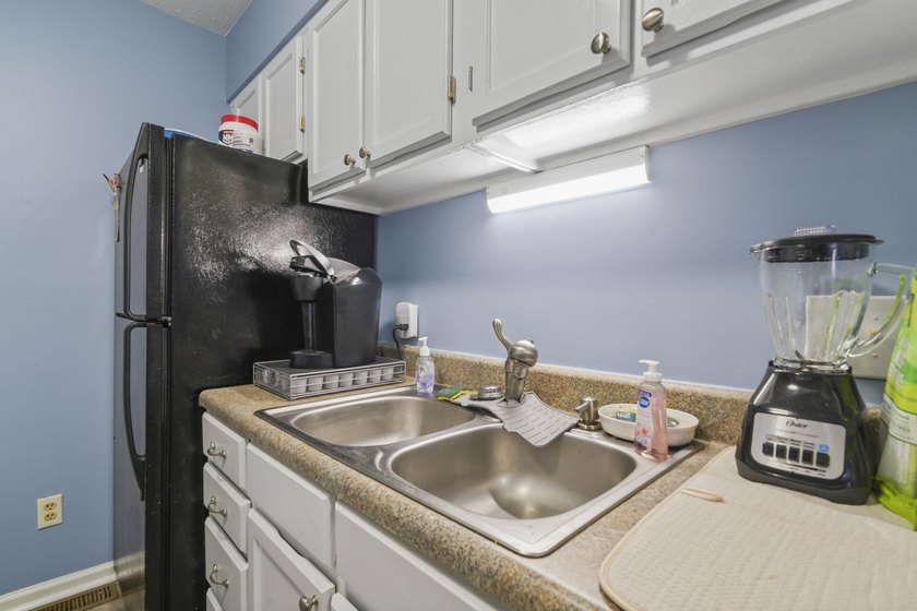 3 BLOCKS TO THE BEACH! Nestled in Wildwood Oaks, this townhouse - photo 9
