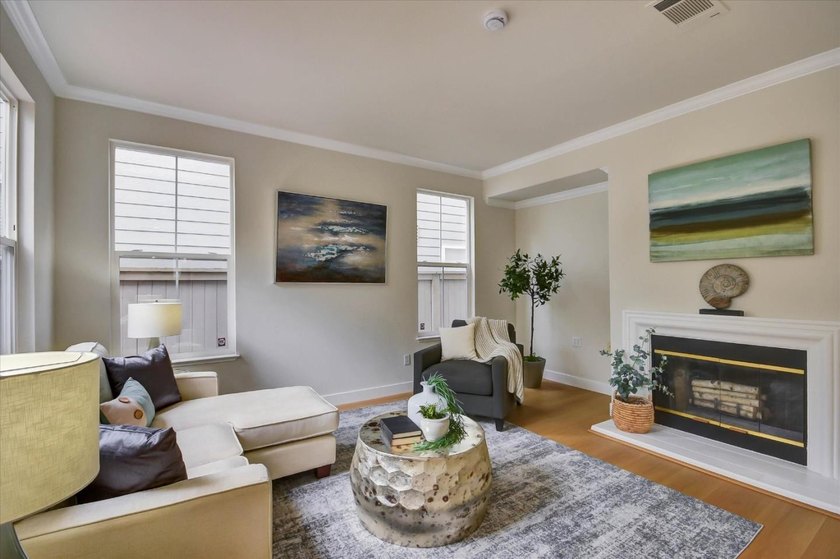 Wonderful bright, upgraded home with high ceilings. Immaculate - photo 14