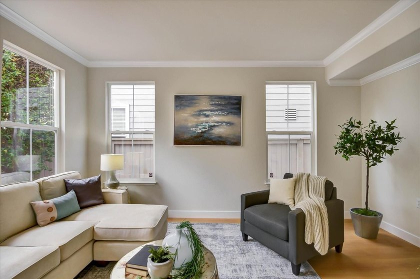 Wonderful bright, upgraded home with high ceilings. Immaculate - photo 15