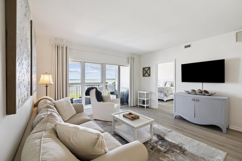 Located on the third floor, overlooking the 9th hole on The - photo 16